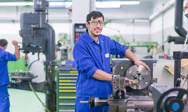 Mechaniker bei der Arbeit Mechaniker bei der Arbeit